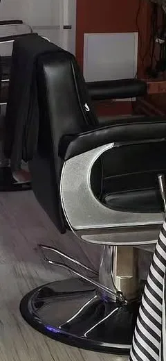 Melns bārddziņa krēsls ar hromētu pamatni un svītrainu apmetni